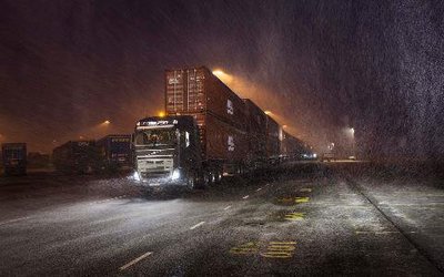 750馬力對決750噸 沃爾沃FH16環衛車挑戰300米超長掛車壯舉